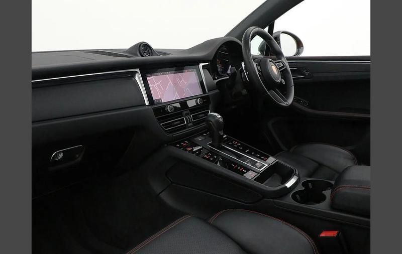 Used Porsche Macan 261 HP (191 kW) 2023 Orange SUV