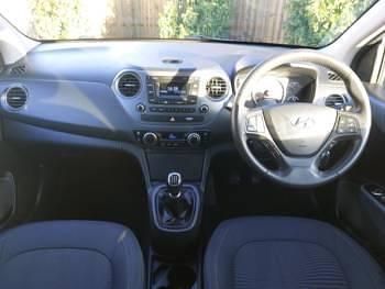 Used Hyundai i10 Premium 87 HP (63 kW) 2017 White Hatchback