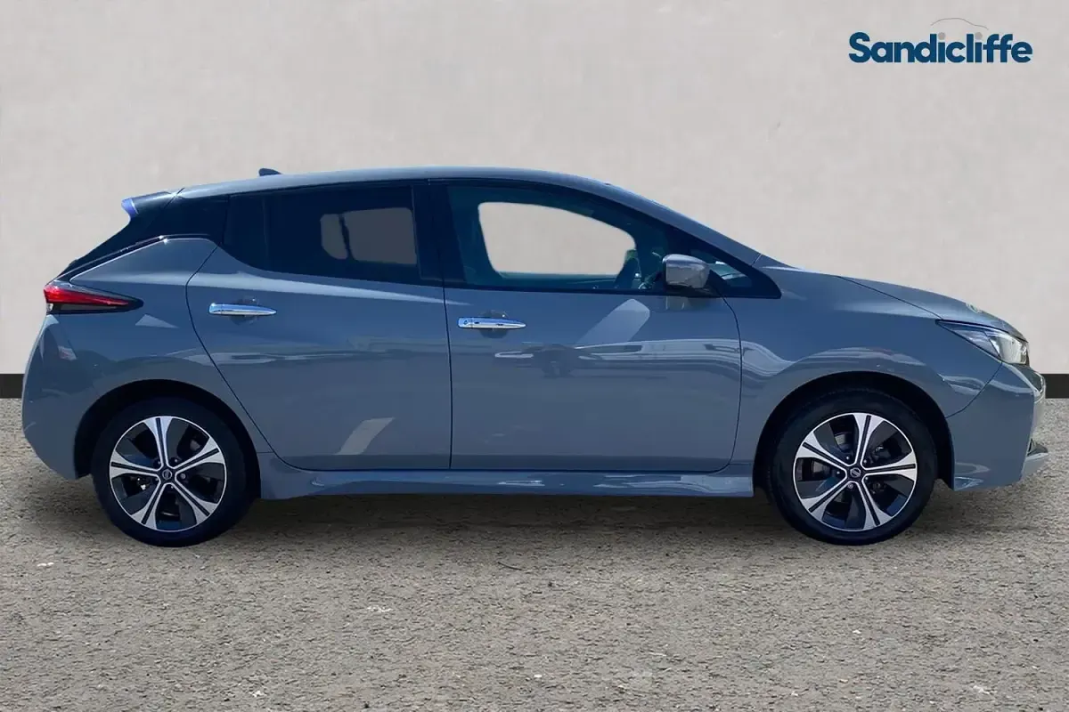 Begagnad Nissan Leaf Tekna 160 kW (218 HK) 2021 Grå Halvkombi