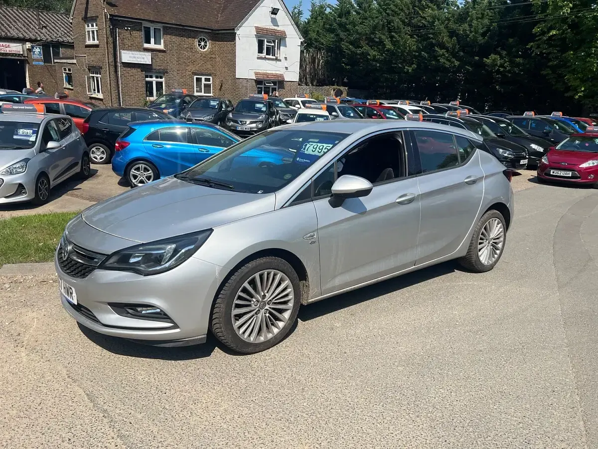 Used Vauxhall Astra Elite 150 HP (110 kW) 2017 Silver Hatchback