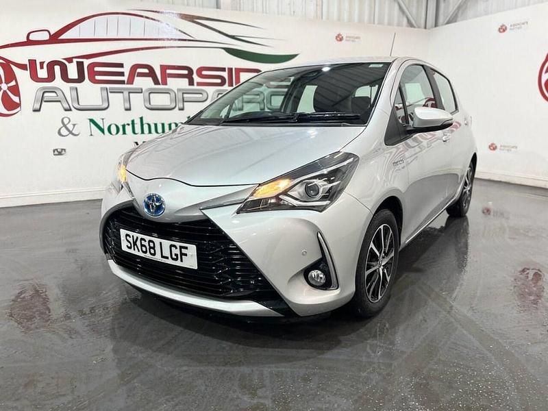 Used Toyota Yaris Hybrid 100 HP (73 kW) 2018 Silver Hatchback