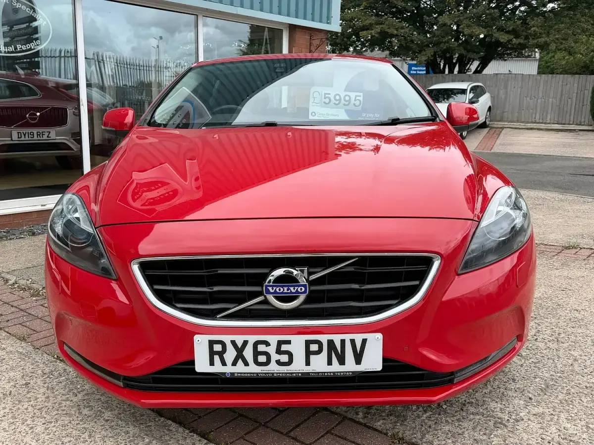 Used Volvo V40 SE Lux 2016 Red Hatchback