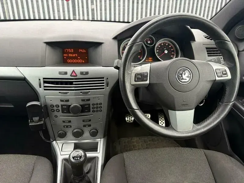 Used Vauxhall Astra Sport 100 HP (73 kW) 2008 Silver Hatchback