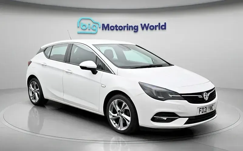 Used Vauxhall Astra SRi 145 HP (106 kW) 2021 White Hatchback