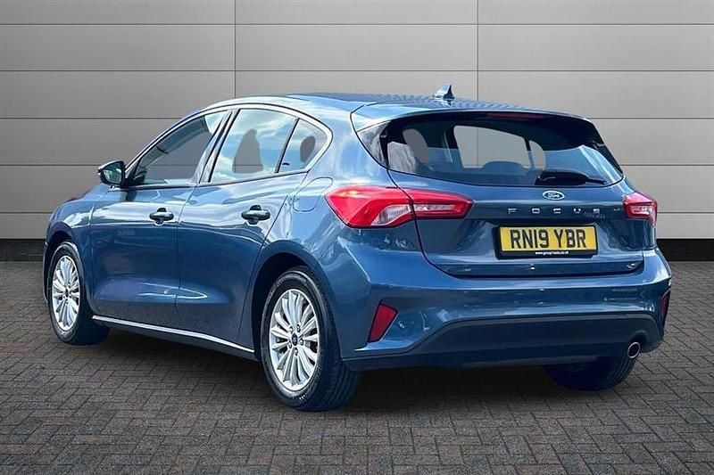 Used Ford Focus Titanium 125 HP (91 kW) 2019 Chrome blue Hatchback