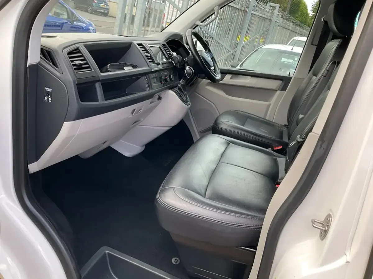 Second-hand VW Transporter Highline 204 CP (150 kW) 2017 Alb Van
