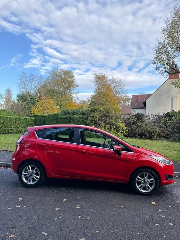 Usado Ford Fiesta Zetec 2017 Vermelho Citadino