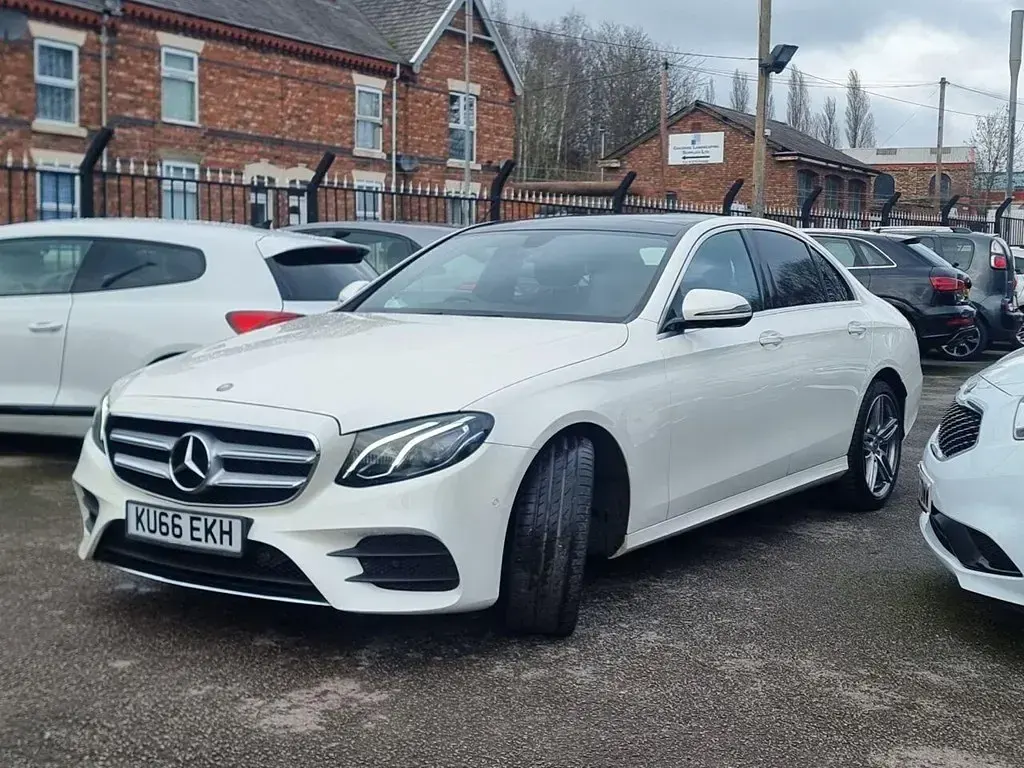 Begagnad Mercedes E220 AMG line 194 HK (142 kW) 2016 Vit Sedan