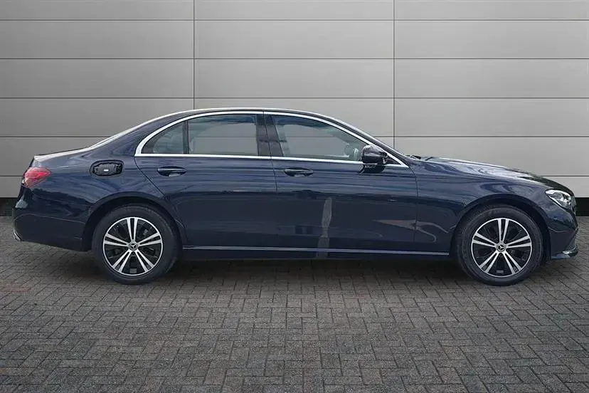 Używany Mercedes E220 194 KM (142 kW) 2021 Niebieski Sedan/Limuzyna