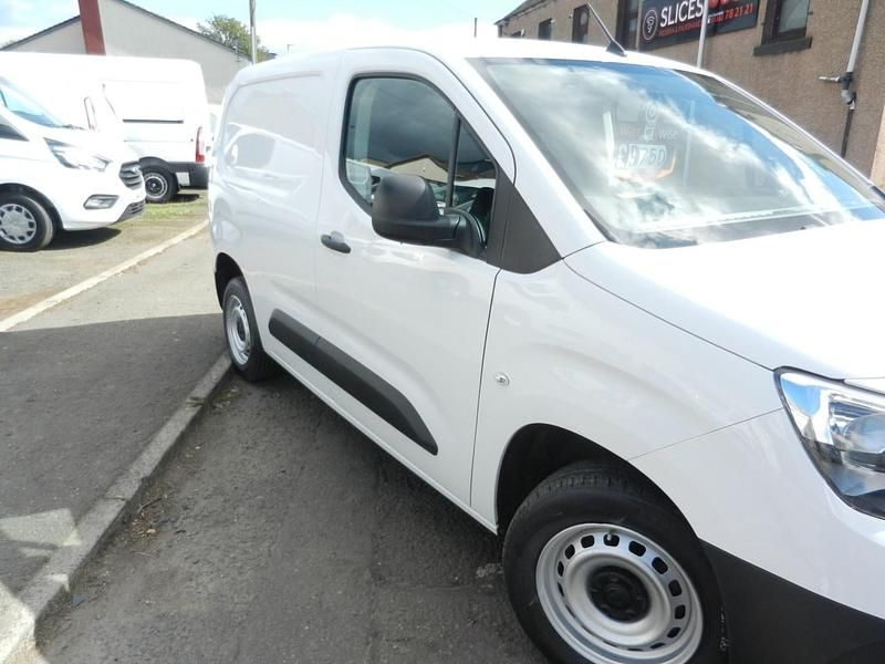 Used Vauxhall Combo 100 HP (73 kW) 2022 White MPV