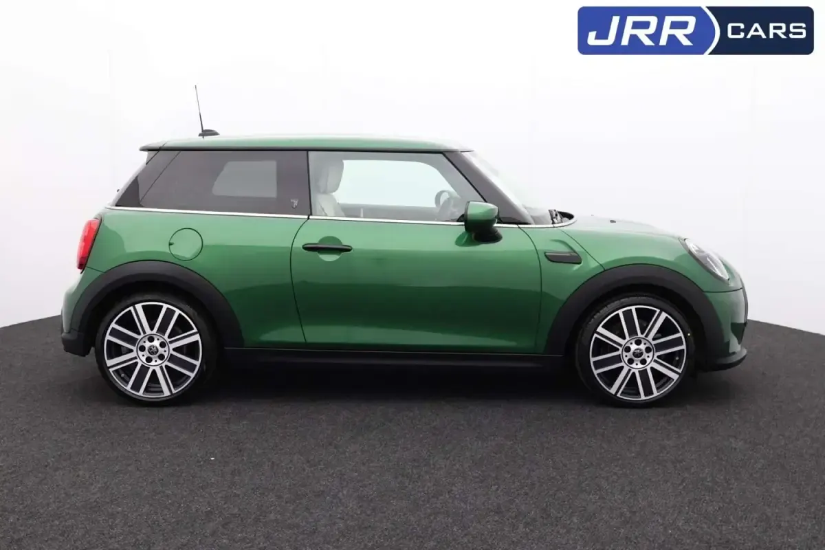 Begagnad Mini Cooper Exclusive 2024 Grön Halvkombi