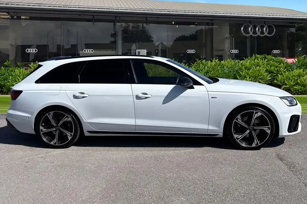 Used Audi A4 Black Edition 150 HP (110 kW) 2024 White Estate
