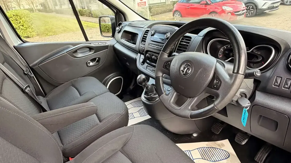 Gebraucht Vauxhall Vivaro Sportive 120 PS (88 kW) 2019 Silber Van / Kleinbus