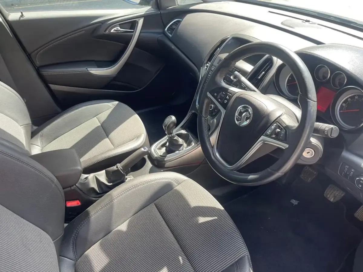 Usado Vauxhall Astra 2013 Gris Utilitario