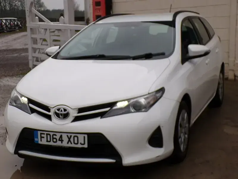 Used Toyota Auris Active 90 HP (66 kW) 2014 White Estate