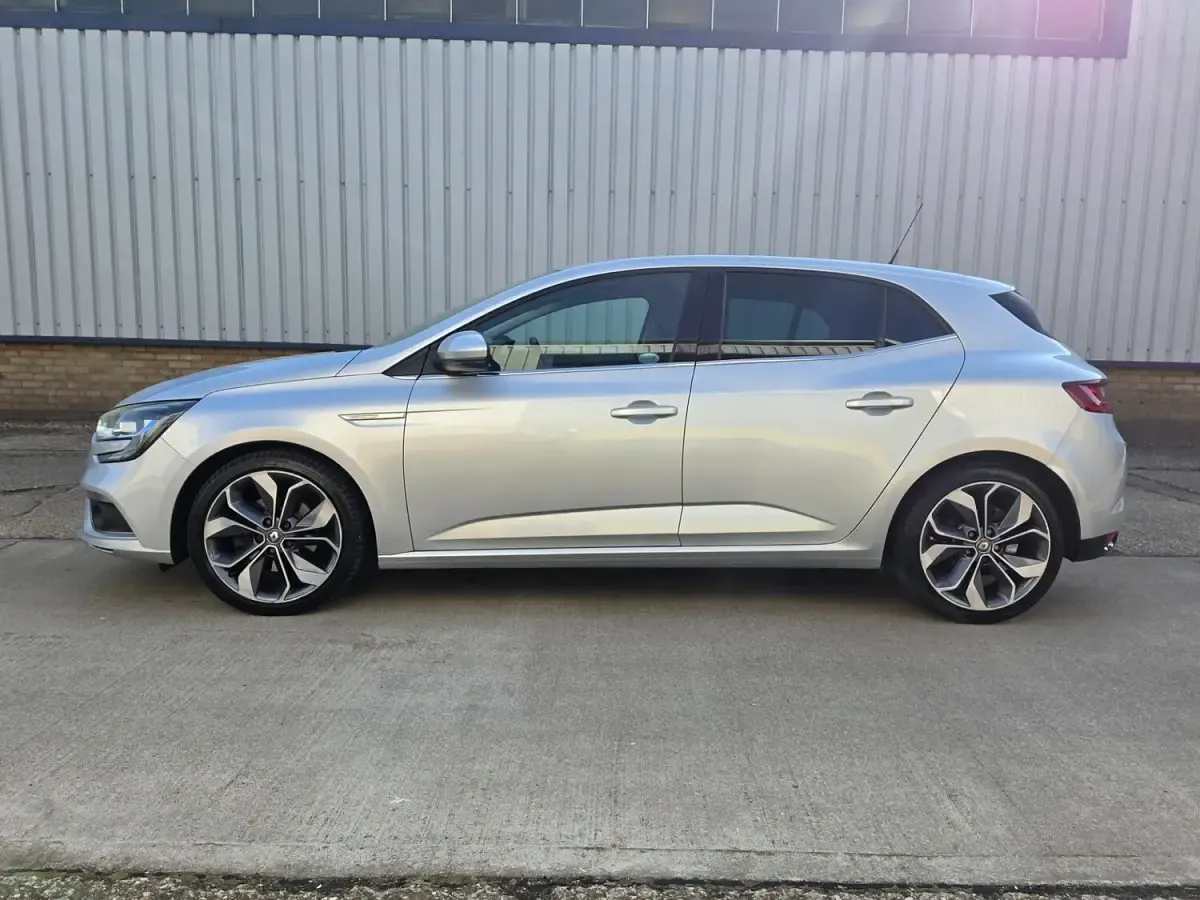 Used Renault Mégane IV Signature 130 HP (95 kW) 2017 Silver Hatchback