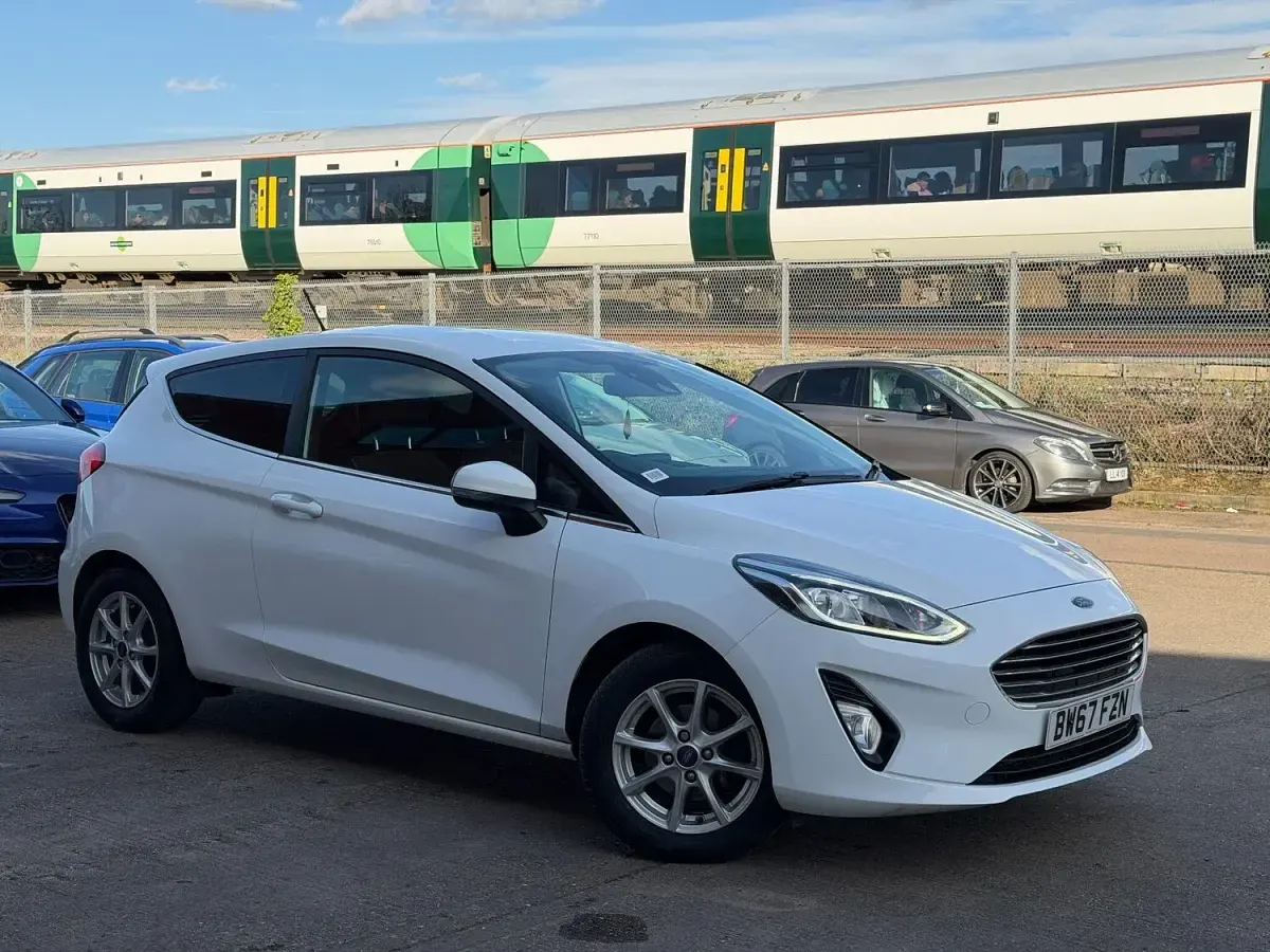 Used Ford Fiesta Zetec 70 HP (51 kW) 2018 White Hatchback