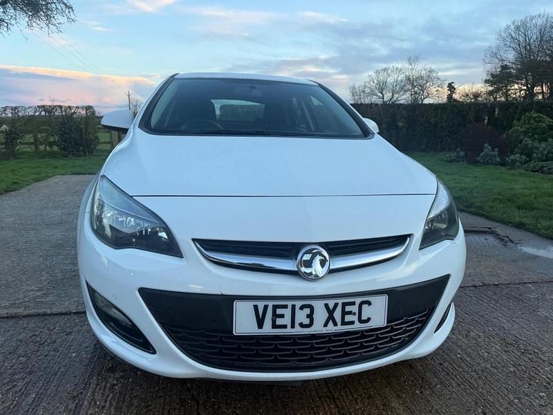 Used Vauxhall Astra 2013 White Hatchback