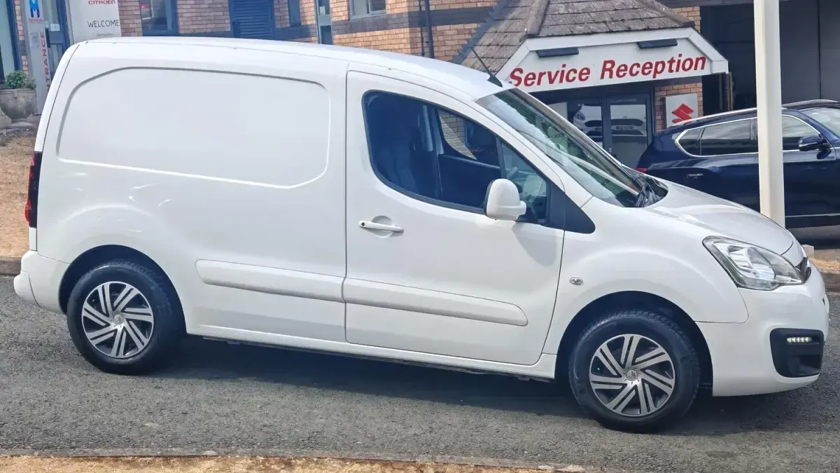 Used Citroën Berlingo 100 HP (73 kW) 2017 White MPV