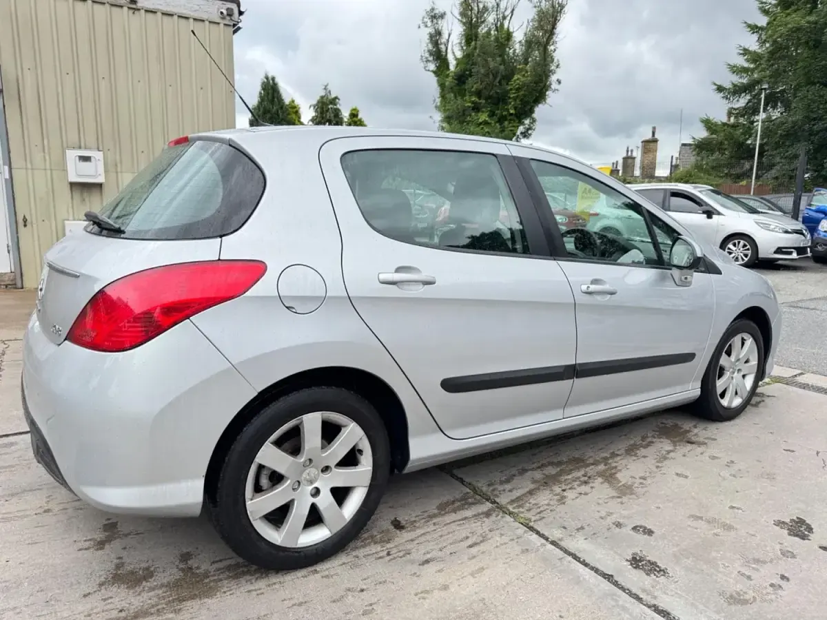 Usado Peugeot 308 92 CV (67 kW) 2013 Plateado Utilitario