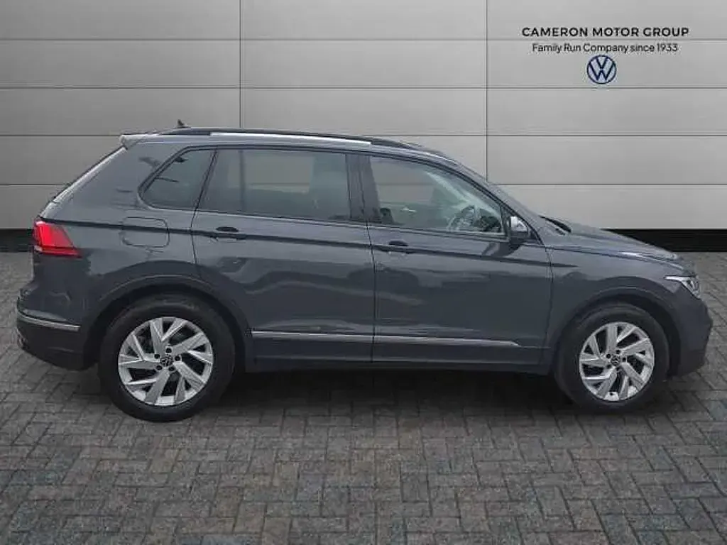 Begagnad VW Tiguan Life 150 HK (110 kW) 2022 Grå SUV