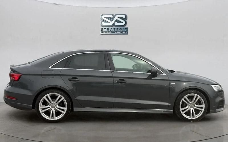 Begagnad Audi A3 S-Line 150 HK (110 kW) 2018 Grå Sedan