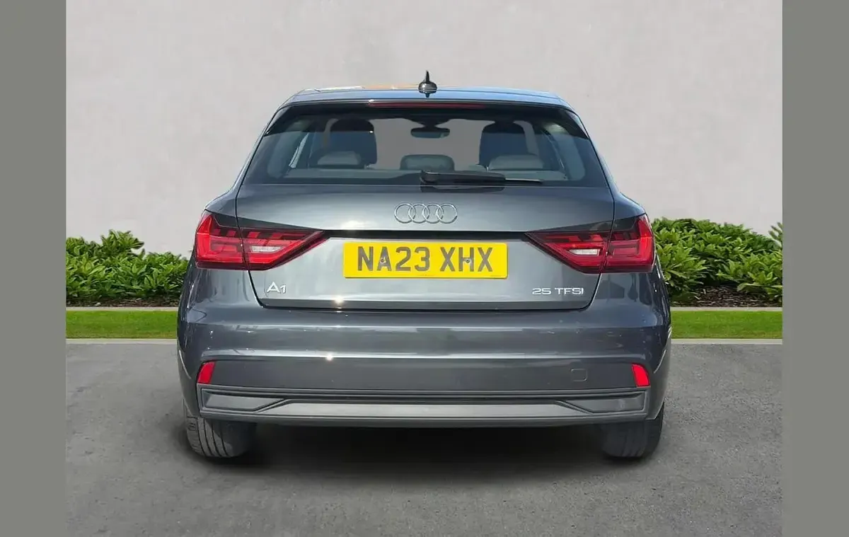 Usado Audi A1 Premium 95 CV (69 kW) 2023 Gris SUV