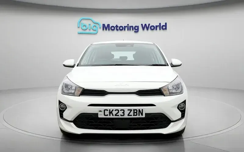 Begagnad Kia Rio 84 HK (61 kW) 2022 Vit Halvkombi