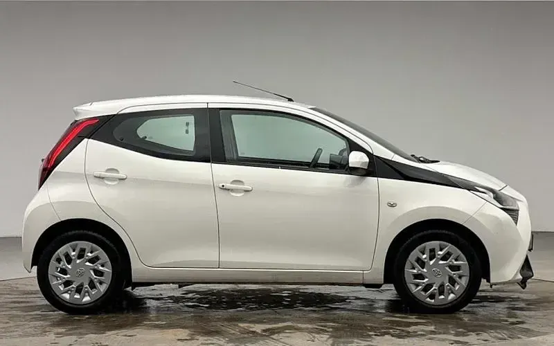 Used Toyota Aygo X-play 72 HP (52 kW) 2021 White Hatchback
