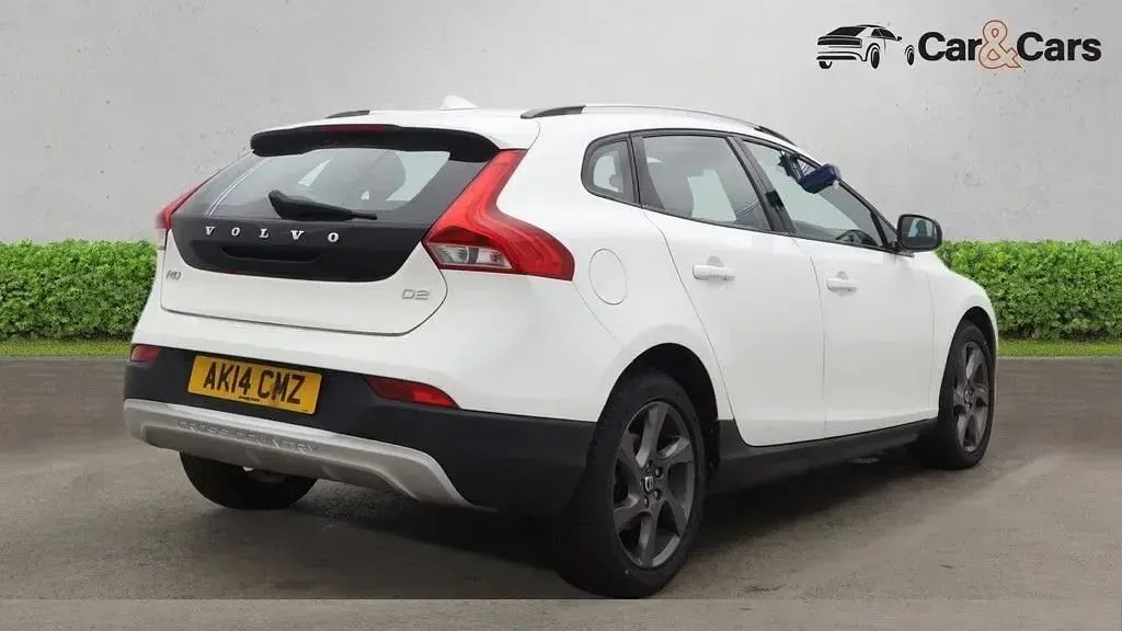 Used Volvo V40 2014 White Hatchback