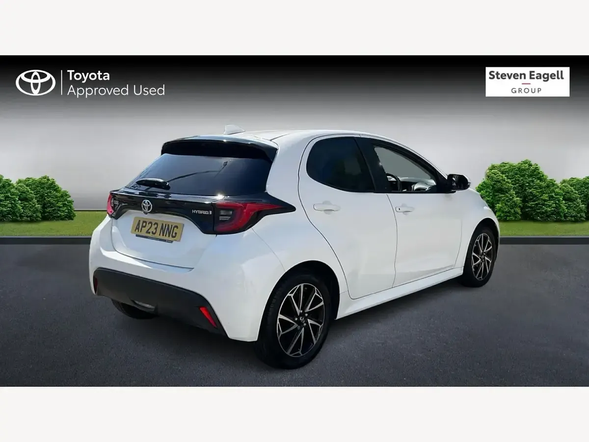 Used Toyota Yaris Design 91 HP (66 kW) 2023 White Hatchback