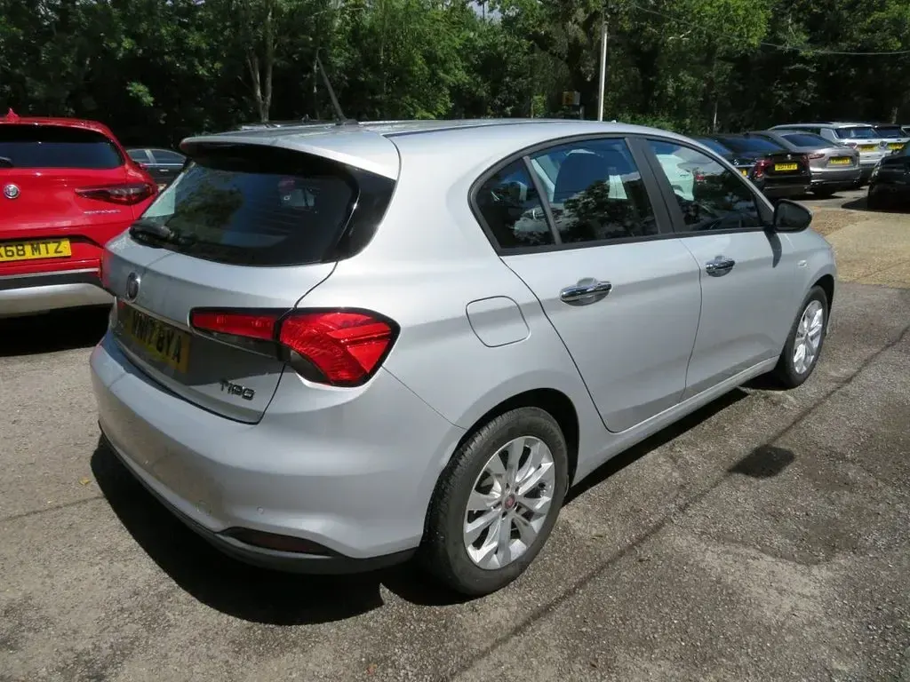 Used Fiat Tipo Easy Plus 120 HP (88 kW) 2017 Silver Hatchback