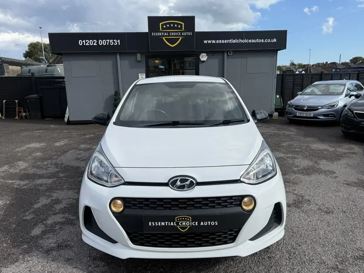 Used Hyundai i10 GO! 67 HP (49 kW) 2018 White Hatchback