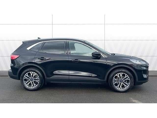 Usado Ford Kuga Titanium 150 HP (110 kW) 2023 Preto SUV