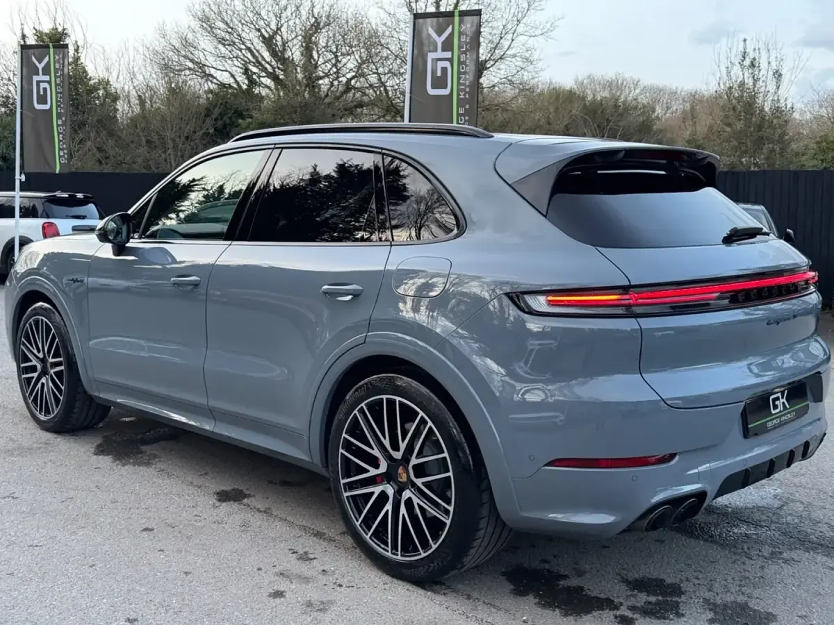 Begagnad Porsche Cayenne Black Edition 2025 Grå SUV