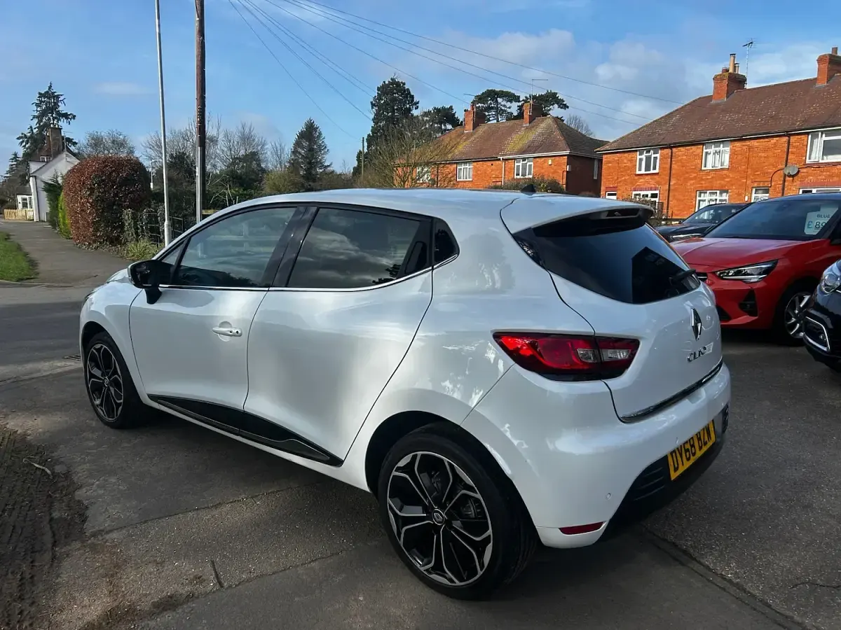 Used Renault Clio Iconic 110 HP (80 kW) 2018 White Hatchback