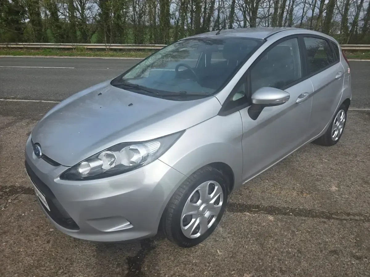 Usado Ford Fiesta 67 HP (49 kW) 2009 Prateado Citadino