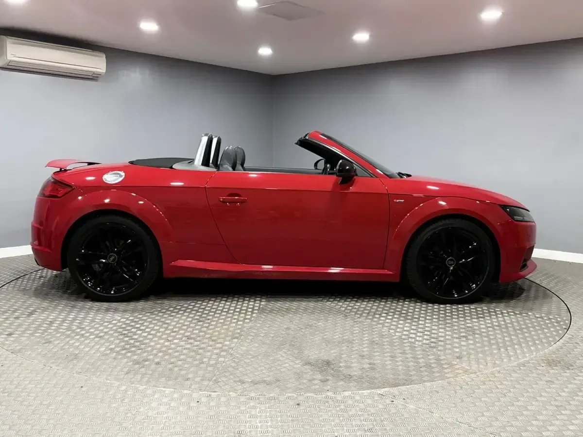 Used Audi TT Roadster Black Edition 180 HP (132 kW) 2017 Red Cabriolet