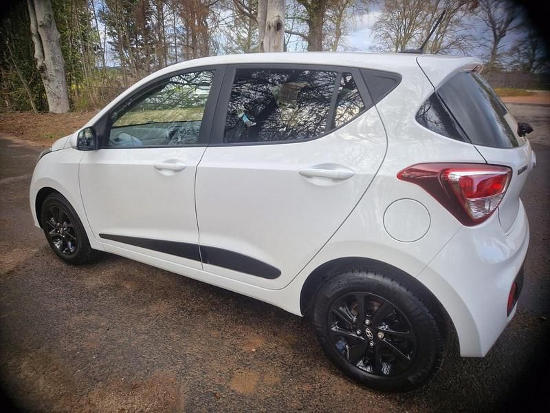 Käytetty Hyundai i10 Premium 87 HP (63 kW) 2017 Valkoinen Viistoperä