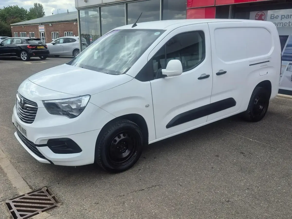 Second-hand Vauxhall Combo Sportive 100 CP (73 kW) 2020 Alb Monovolum