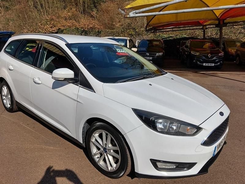 Begagnad Ford Focus Zetec 120 HK (88 kW) 2015 Vit Kombi