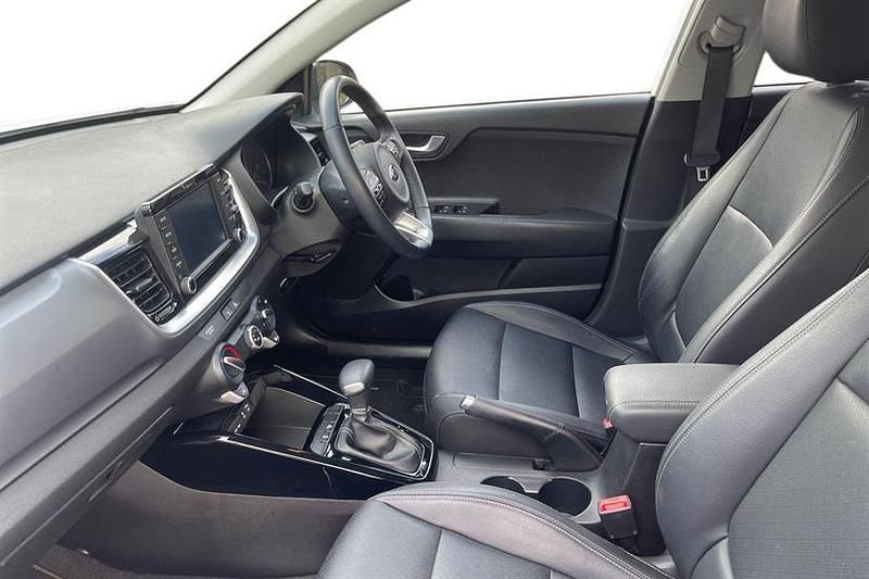 Used Kia Stonic 118 HP (86 kW) 2020 Clear white with red roof SUV