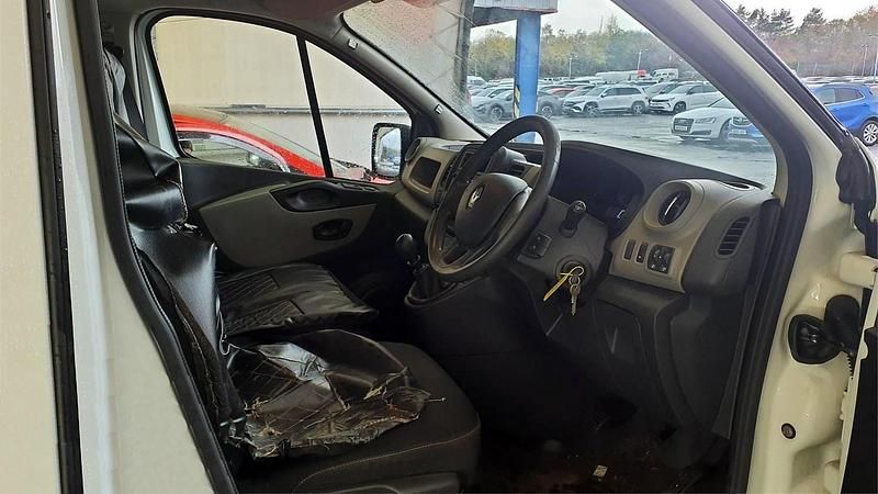 Used Renault Trafic Business 95 HP (69 kW) 2019 White MPV