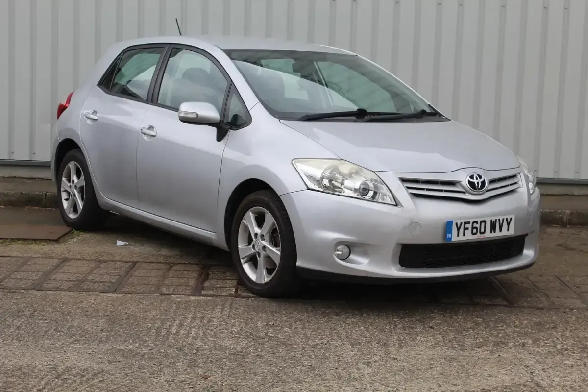 Used Toyota Auris 99 HP (72 kW) 2011 Silver Hatchback