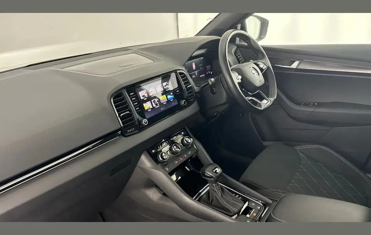 Gebraucht Skoda Karoq SportLine 190 PS (139 kW) 2023 Weiß SUV