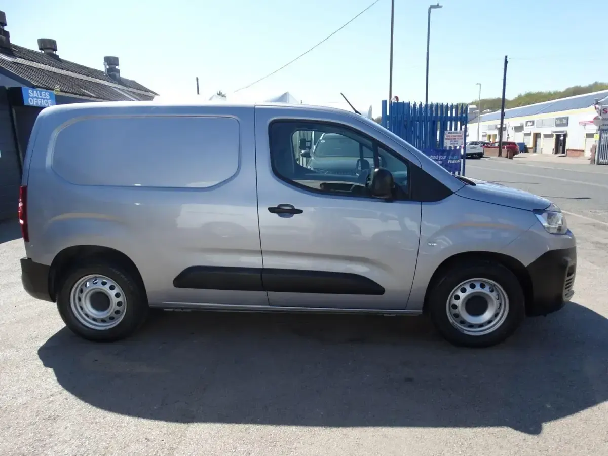 Usado Citroën e-Berlingo 100 kW (136 HP) 2023 Cinzento Monovolume