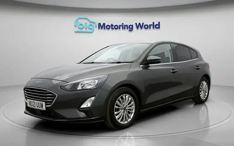 Begagnad Ford Focus Titanium 120 HK (88 kW) 2021 Grå Halvkombi