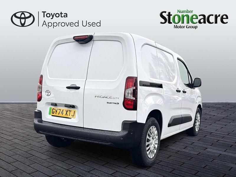 Used Toyota Proace 50 kW (68 HP) 2024 White MPV