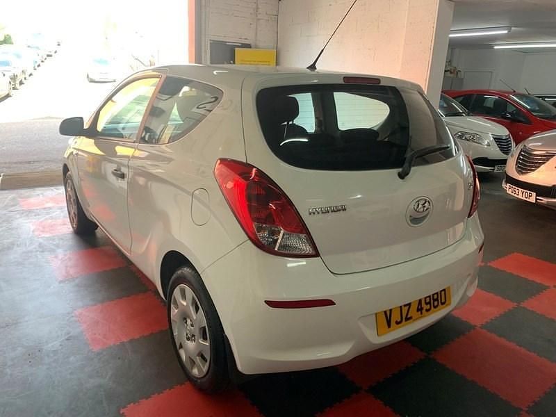 Used Hyundai i20 Classic 85 HP (62 kW) 2013 White Hatchback