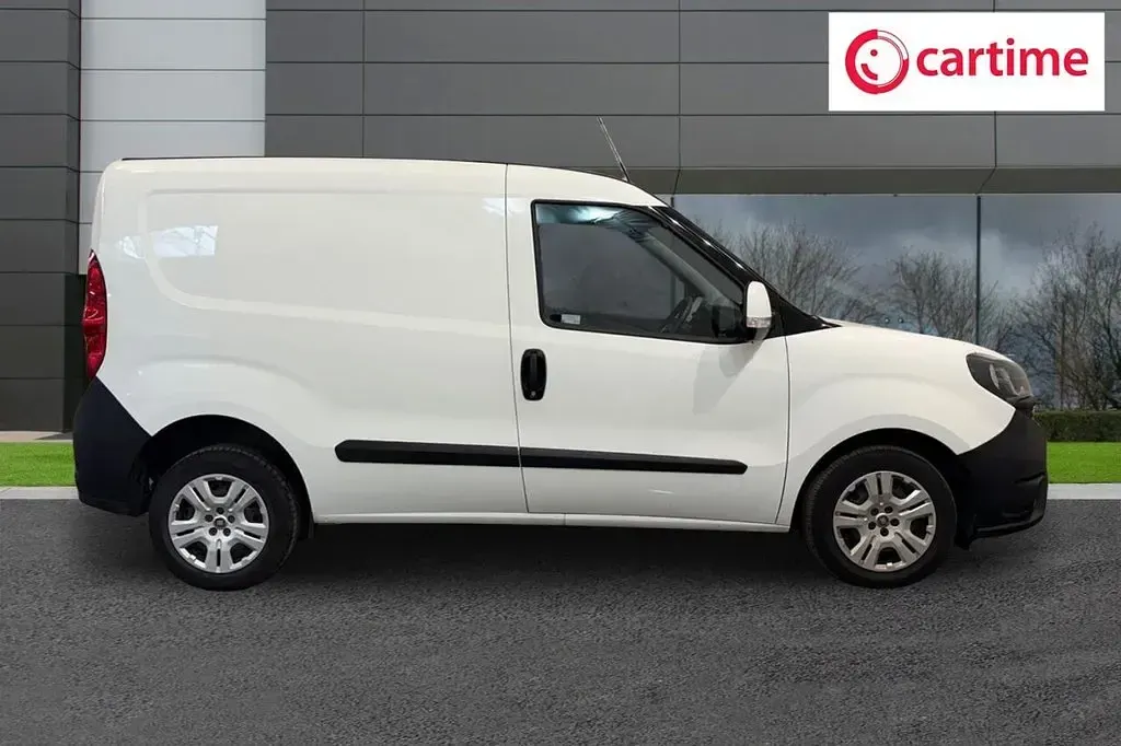 Used Fiat Doblò S 105 HP (77 kW) 2022 White MPV